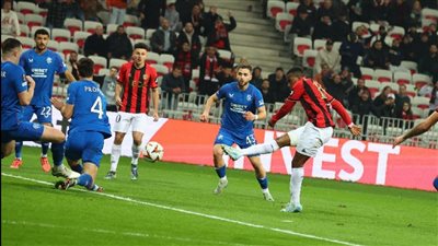 بمشاركة عبد المنعم، نيس يتأخر أمام رينجرز 2-0 بالشوط الأول 