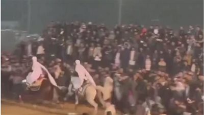 شاهد، سقوط وزير داخلية ليبيا من على ظهر حصانه أثناء مهرجان للفروسية