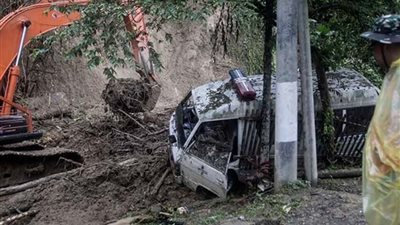 مصرع 9 ركاب بحافلة سياحية جراء انهيار أرضي في إندونيسيا (فيديو)