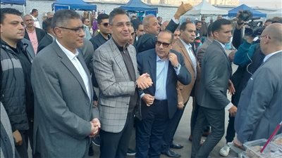 وزير التموين ومحافظ الجيزة يفتتحان سوق اليوم الواحد بإمبابة