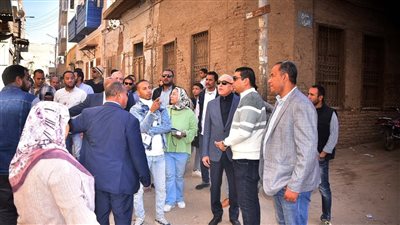 محافظ الأقصر يتفقد أعمال تطوير المنطقة المحيطة بمعبد إسنا (صور)