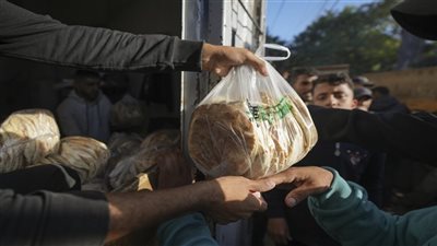 وفاة طفلين وسيدة اختناقا جراء تدافع حشود الجائعين أمام مخبز في غزة