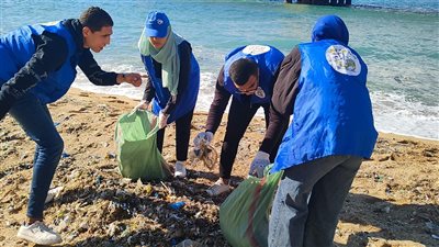 حملة تطوعية لتنظيف شاطئي جليم واستنالي بالإسكندرية (صور) 