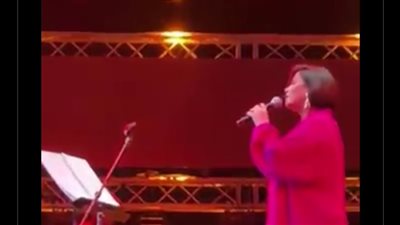 طالبت الجمهور بالدعاء له، لمسة وفاء من شيرين للراحل محمد رحيم بحفلها بالكويت