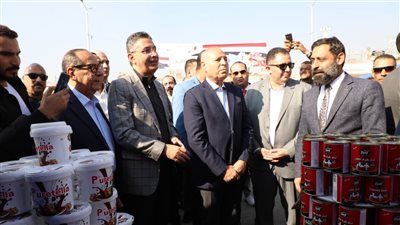 بتخفيضات 30%، وزير التموين يفتتح سوق اليوم الواحد بالأميرية