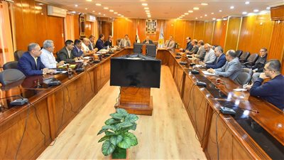 محافظ أسيوط يكلف بفتح منافذ لبيع الخضراوات والفاكهة من المزارعين مباشرة 