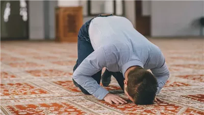 تفسير رؤية سجادة الصلاة في المنام وعلاقتها بالفرح والسرور 