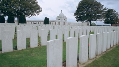 أصحاب مقبرة في إنجلترا يفرضون رسوما مالية على الزائرين