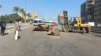 إعادة حركة المرور لطبيعتها بالطريق الزراعي بعد رفع آثار حادث اصطدام سيارة بعمود كهربائي