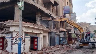 إزالة منزل قديم في المحلة الكبرى بناءً على قرار هندسي