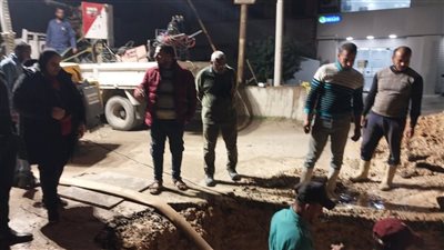 رئيسة حي وسط الإسكندرية تتابع أعمال الكشف عن مصدر تسريب مياه بالطريق الدائري