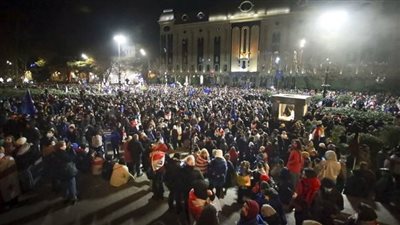 متظاهرون يضرمون النيران في مبنى البرلمان الجورجي (فيديو)