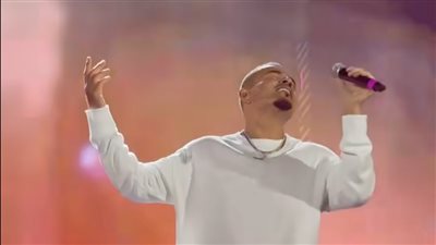 أنا مهما كبرت صغير، عمرو دياب يفاجئ جمهور حفله بدبي بفيلم تسجيلي بأغانيه أيام الشباب (صور)
