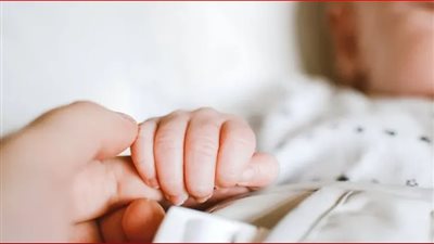 طبيب يوضح أهمية التلامس بين الأم والمولود وعلاقته باكتئاب ما بعد الولادة