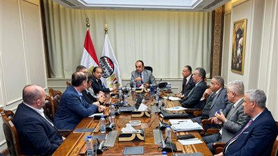 وزير قطاع الأعمال يلتقي وفد شركة 