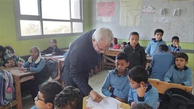 وكيل التعليم بالإسماعيلية يحيل مدير مدرسة ومعلما للتحقيق (صور) 