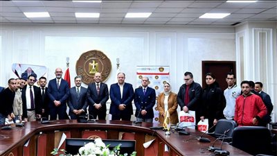 وزير العمل يُسلم عقود عمل لذوي الهمم (صور )