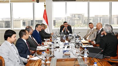 وزير الإسكان يبحث مع مسئولي شركة 