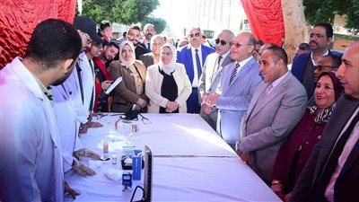 رئيس جامعة سوهاج يفتتح خيمة الإسعافات الأولية ضمن فعاليات الأسبوع البيئي 