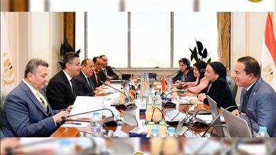 مستقبل أخضر لسكر مصر.. خطط مشتركة لحماية البيئة وزيادة الإنتاج.. حلول مبتكرة لتحويل مخلفات السكر إلى طاقة نظيفة.. وتوجيهات رئاسية لحل مشكلات المصانع