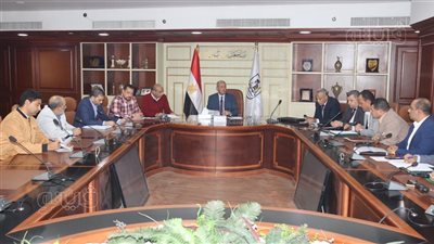 السكرتير العام ببني سويف يناقش تسهيل تحويل الوحدات السكنية إلى إدارية