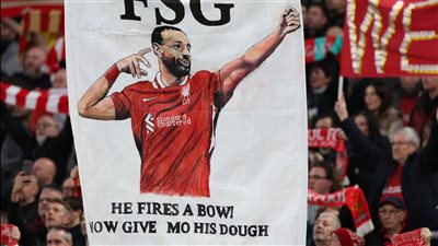 بلافتة في المدرجات، جماهير ليفربول تطالب الإدارة بتجديد عقد محمد صلاح (صور)