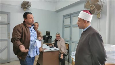 وكيل أوقاف الإسماعيلية يجري جولة مفاجئة بديوان المديرية (صور) 