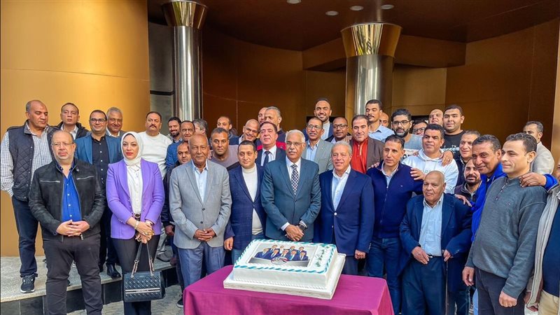 جمال علام مع موظفي