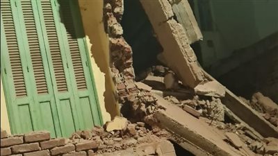 رئيس مدينة دكرنس بالدقهلية يتفقد موقع العقار المنهار (صور)