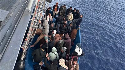القوات البحرية تنجح في إحباط محاولة هجرة غير شرعية لمركب على متنه 63 شخصًا (صور) 