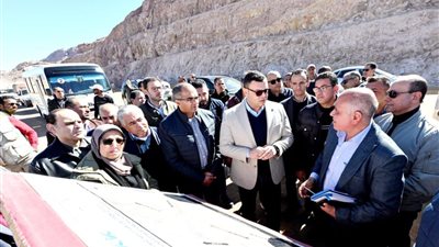 وزير الإسكان يتفقد مشروع ازدواج ورفع كفاءة طريق مطار سانت كاترين