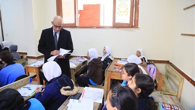 عبد اللطيف يواصل جولاته بالمدارس لمتابعة انتظام العملية التعليمية 