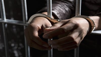 بنفس سيناريو أفلام هوليود، سجين يدير شبكة نصب في بنغازي من داخل السجن