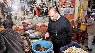 محافظ سوهاج يقود حملة للرقابة على المحلات التجارية 