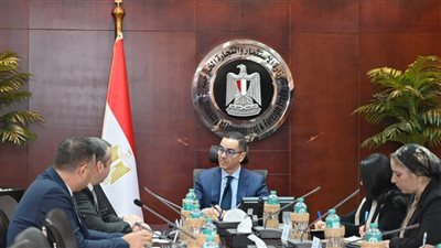 وزير الاستثمار يلتقي مع 