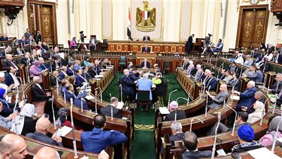 رئيس البرلمان يمازح إحدى النائبات بعد تعقيب الوزير 