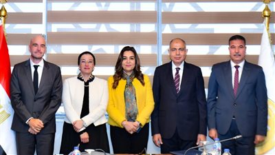 توقيع عقد إدارة مصنع تدوير ومعالجة المخلفات بتونا الجبل في المنيا 