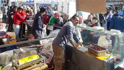 صرف السلع التموينية لأول مرة داخل سوق اليوم الواحد بمنطقة المنشية في الإسكندرية 