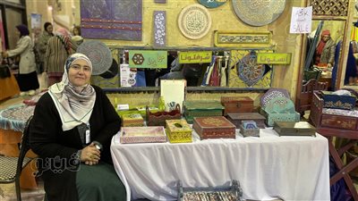 «الديكوباج» فن تزيين الأسطح الخشبية، ناريمان تحول الخردة إلى تحف (فيديو) 