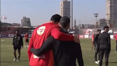 إمام عاشور يعانق محمد الشناوي بعد انتهاء أزمتهما في الأهلي (صور)