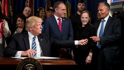 ترامب يختار الملياردير الحليف سفيرا لأمريكا لدى بريطانيا