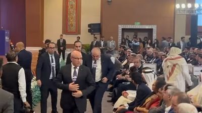 لحظة انسحاب الوفد الجزائري من 