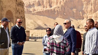 محافظ الأقصر يوجه برفع كفاءة المسارات السياحية والأثرية بالبر الغربي (صور)