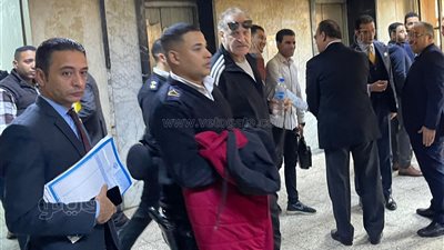 وصول المخرج عمر زهران لحضور جلسة محاكمته بتهمة سرقة مجوهرات زوجة خالد يوسف (فيديو وصور)
