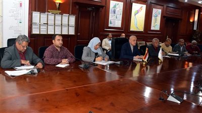 محافظ الأقصر يناقش خطة هيئة مياه الشرب والصرف الصحى 