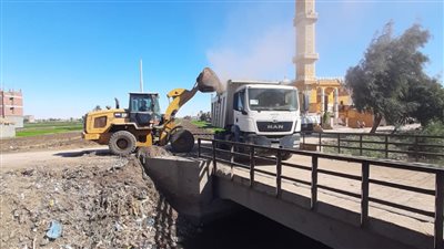 إزالة عداية مخالفة لنقل المواطنين بترعة بني فيز بأسيوط 