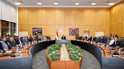 وزير الإسكان يلتقي مسؤولي شركات المقاولات العاملة بمشروع تطوير موقع التجلى الأعظم