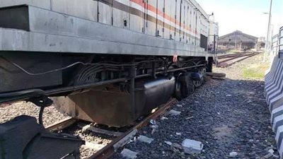 سكك حديد الإسكندرية تكشف تفاصيل خروج جرار عن القضبان (صور)