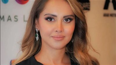 ياسمين رئيس تمازح فتاة صغيرة في كواليس 