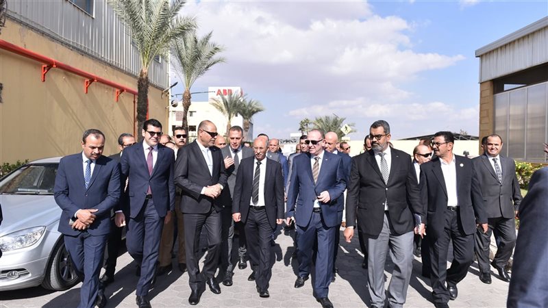وزير العمل يزور شركة